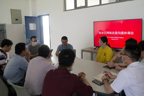 一群人在房间里交谈描述已自动生成